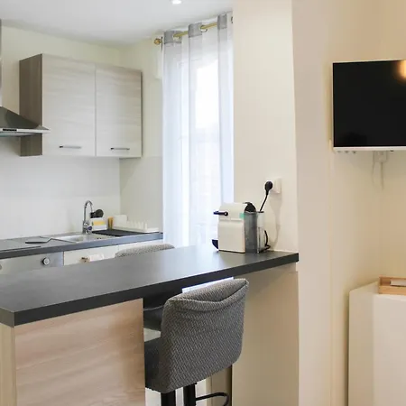 Bright On The Outskirts Of Paris Apartamento